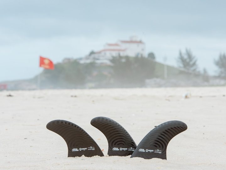 Quilhas feitas com resíduos retirados da natureza são entregues para Associação de Surf em Saquarema