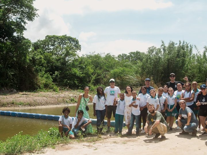 Ecobarreira é instalada em rio de Saquarema